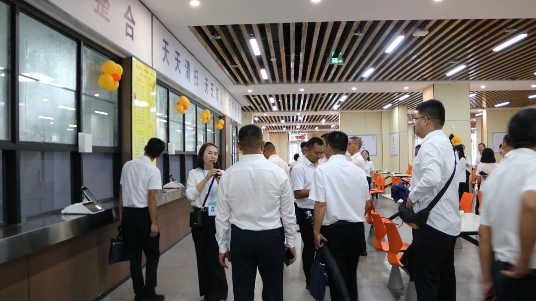 参加临沧市庆祝第40个教师节大会的相关人员到 Ky开元集团参观指导